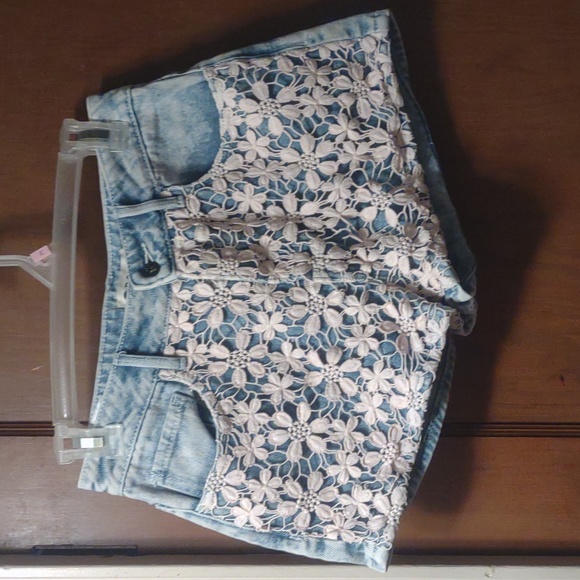 Roxy Crochet lace Jean Shorts Floral Lace Overlay Surf Skate Size 5 acid wash - Picture 1 of 8